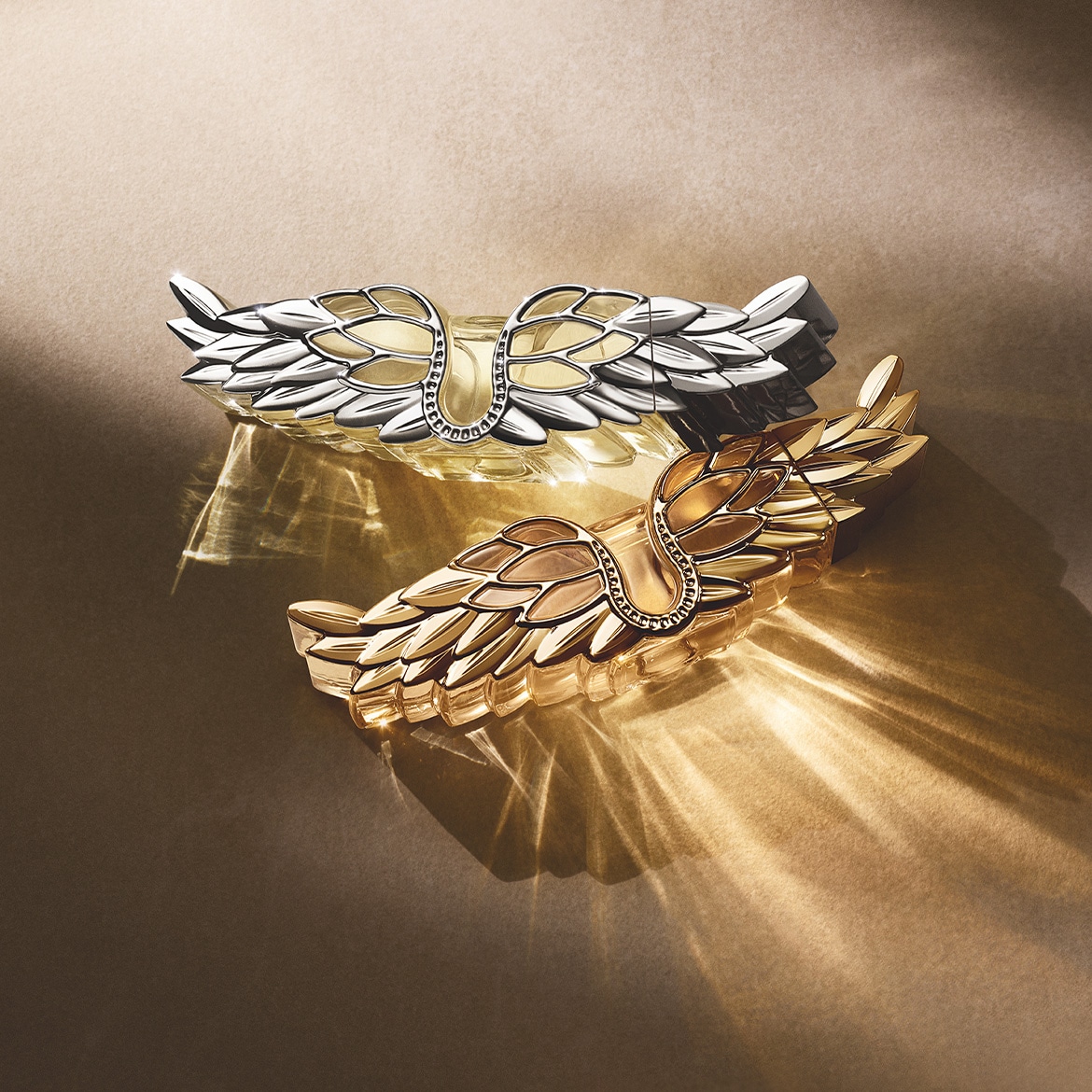 Un duo féminin audacieux et addictif, symbole de liberté. Prenez votre envol avec ZADIG et ZADIG L'INTENSE.