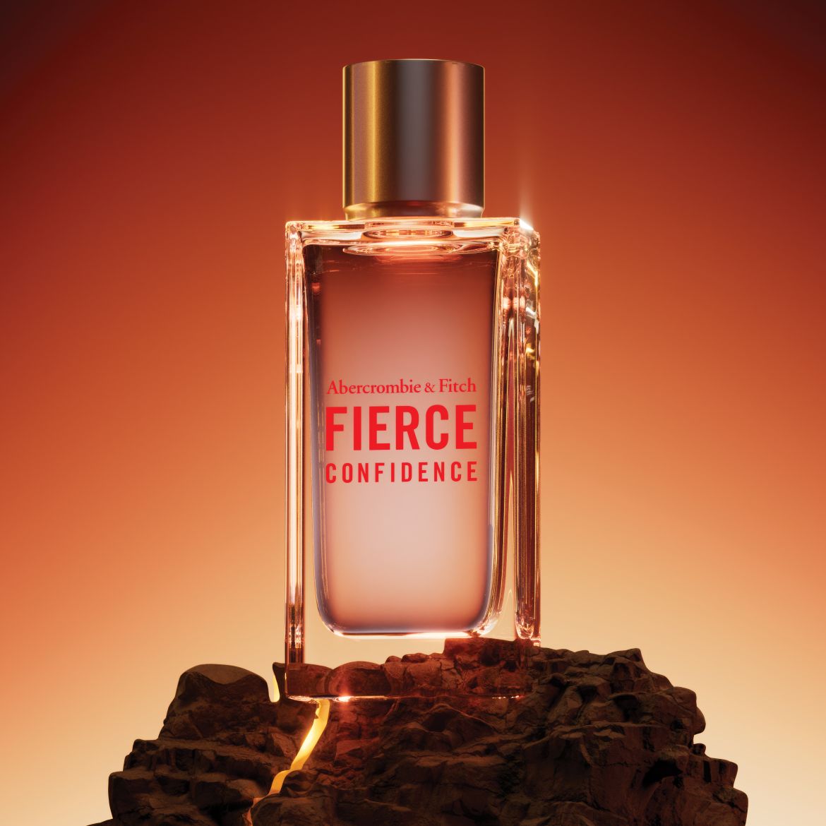 Découvrez le parfum Fierce Confidence d'Abercrombie & Fitch, présenté dans un flacon transparent sur un socle rocheux, évoquant force et assurance.