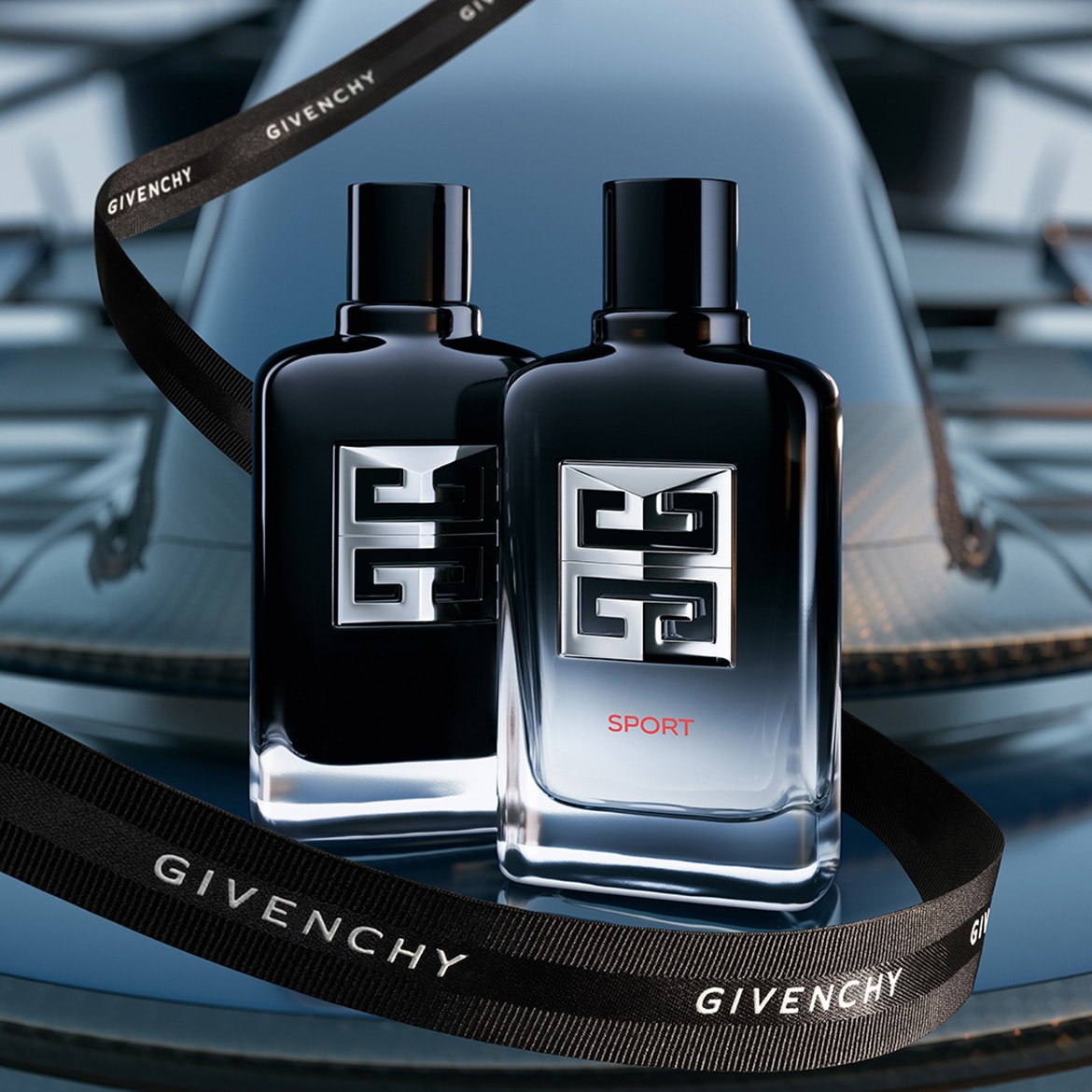 Découvrez Givenchy Sport, un parfum en flacon noir dégradé orné du logo argenté, présenté avec un ruban Givenchy pour une élégance sportive.