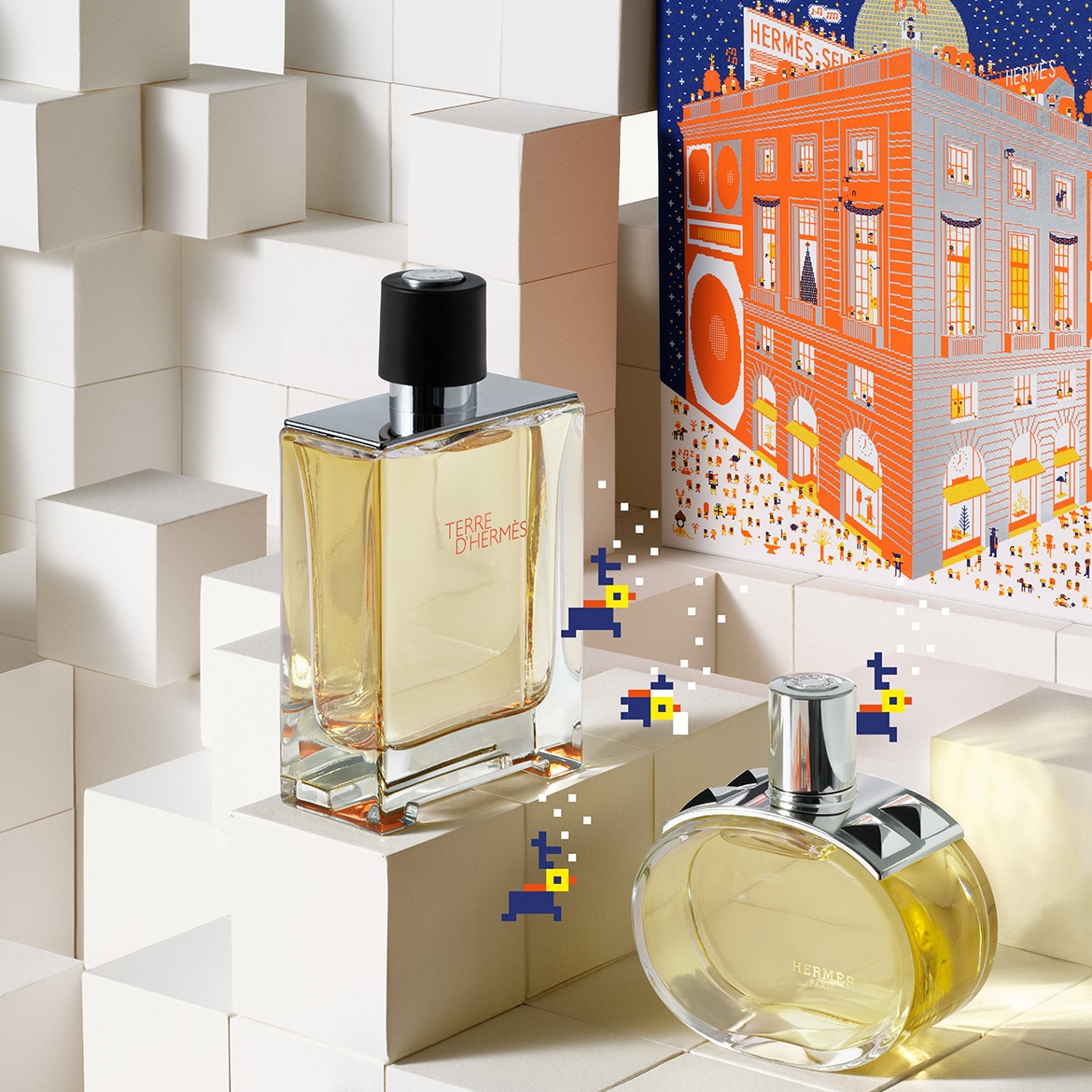 Découvrez Terre d'Hermès, un parfum boisé et élégant présenté dans un flacon en verre transparent aux détails argentés, accompagné d'un coffret festif illustré.