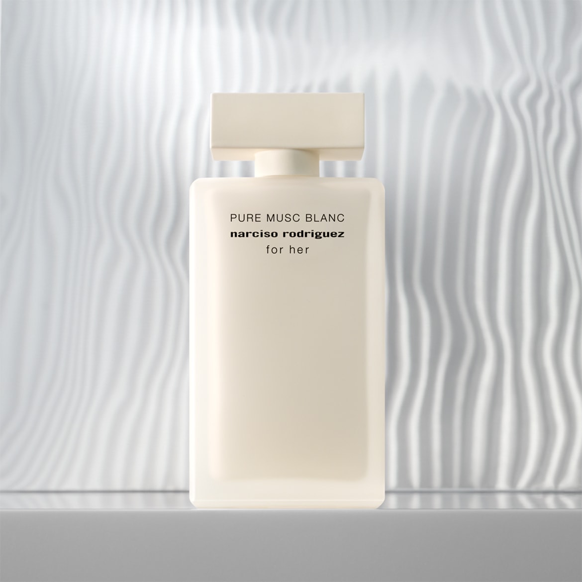 Découvrez Pure Musc Blanc de Narciso Rodriguez for Her, un parfum délicat dans un flacon blanc épuré, promesse d'une fragrance féminine et enveloppante.