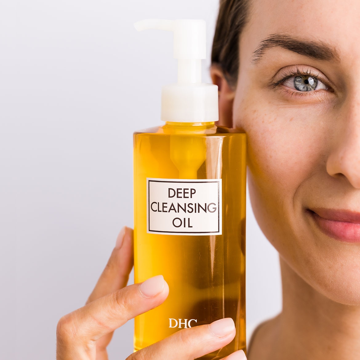 Découvrez l'huile nettoyante profonde DHC, un élixir doré dans un flacon transparent avec une pompe blanche, promettant un nettoyage en profondeur pour une peau éclatante.