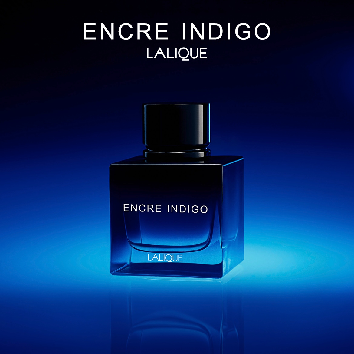 Le parfum Encre Indigo de Lalique est présenté dans un flacon en verre carré, teinté d'un dégradé de bleu foncé à clair, avec un bouchon noir, sur un fond bleu profond.