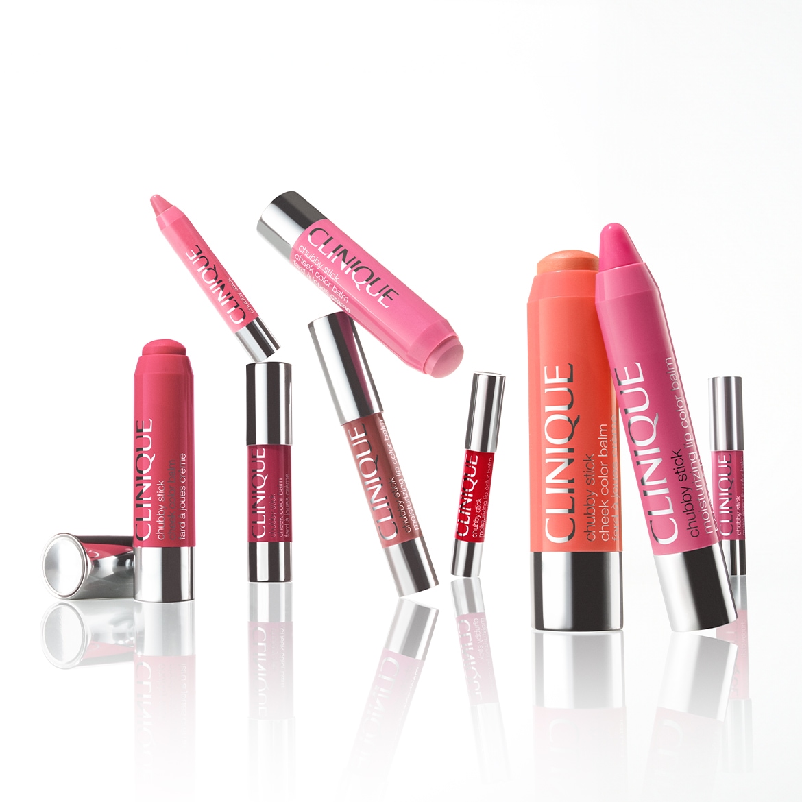 Découvrez les baumes à lèvres et joues Clinique Chubby Stick dans une variété de teintes vives et hydratantes, présentés dans des emballages colorés et élégants.