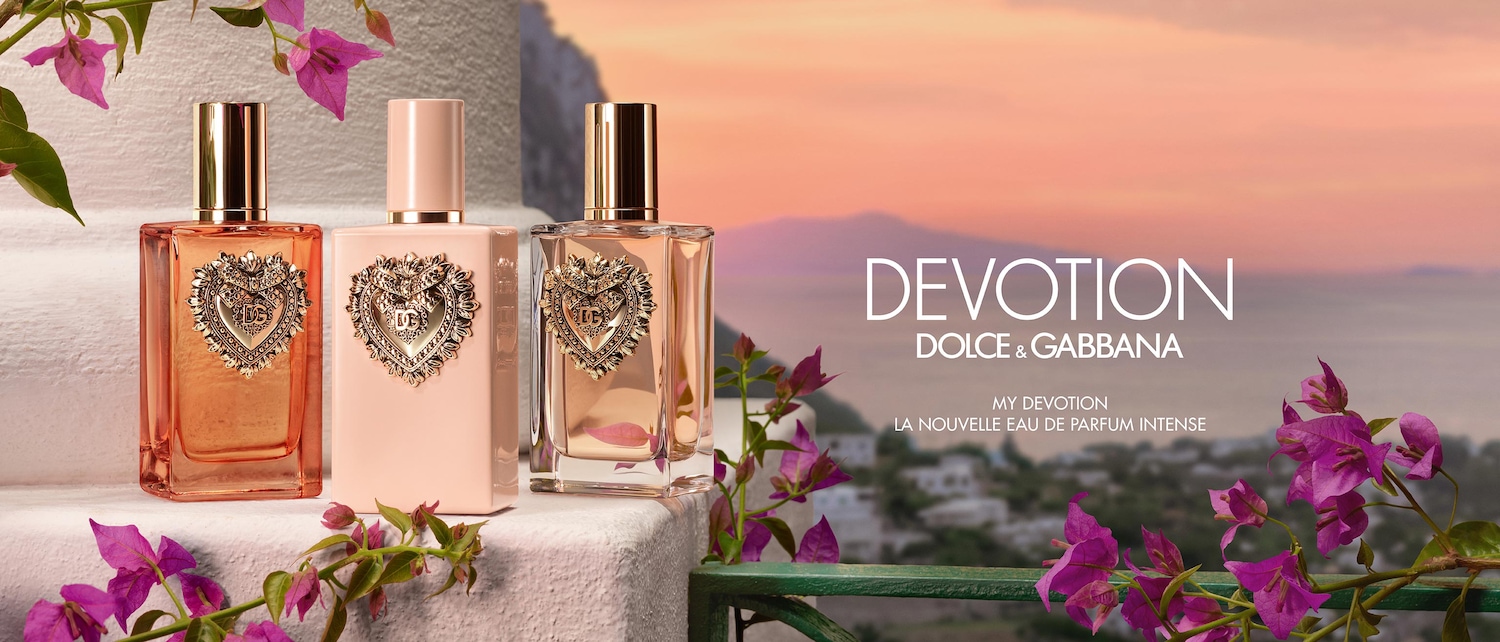 Découvrez le parfum Devotion de Dolce & Gabbana, présenté dans un flacon orné d'un cœur sacré, symbole d'amour et de dévotion.