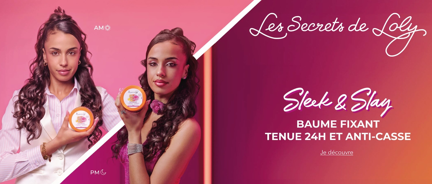 Une femme aux cheveux bouclés, vêtue d'une chemise rayée rose et blanche et d'un gilet blanc, tient un pot orange de baume fixant Sleek & Slay, avec la mention "AM" et un soleil en haut à droite.