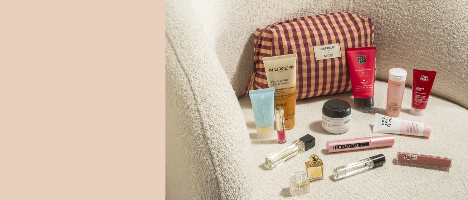Découvrez un assortiment de produits de beauté, comprenant des soins pour la peau, des parfums et du maquillage, présentés avec une trousse à carreaux.