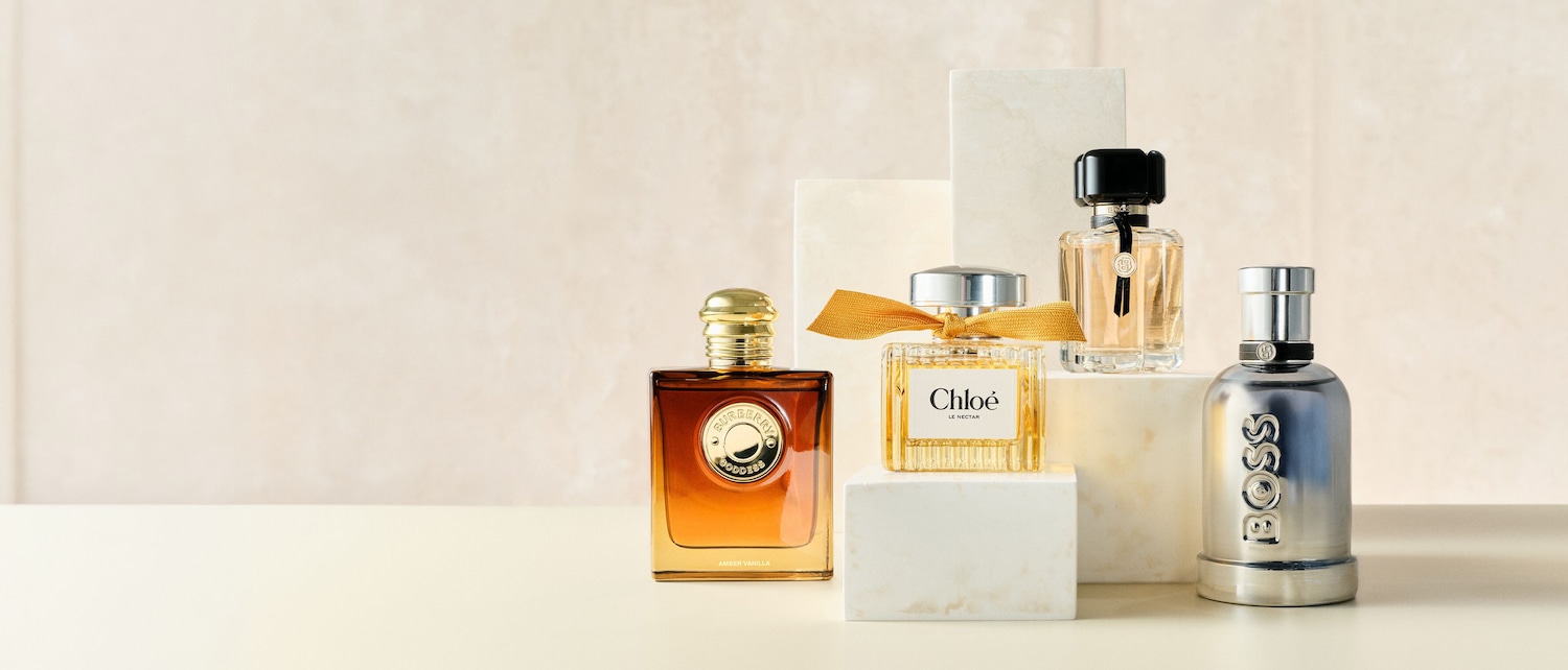 Découvrez une collection exquise de parfums, incluant Burberry Goddess, Chloé Le Nectar et Boss, chacun présenté dans un flacon unique et élégant.