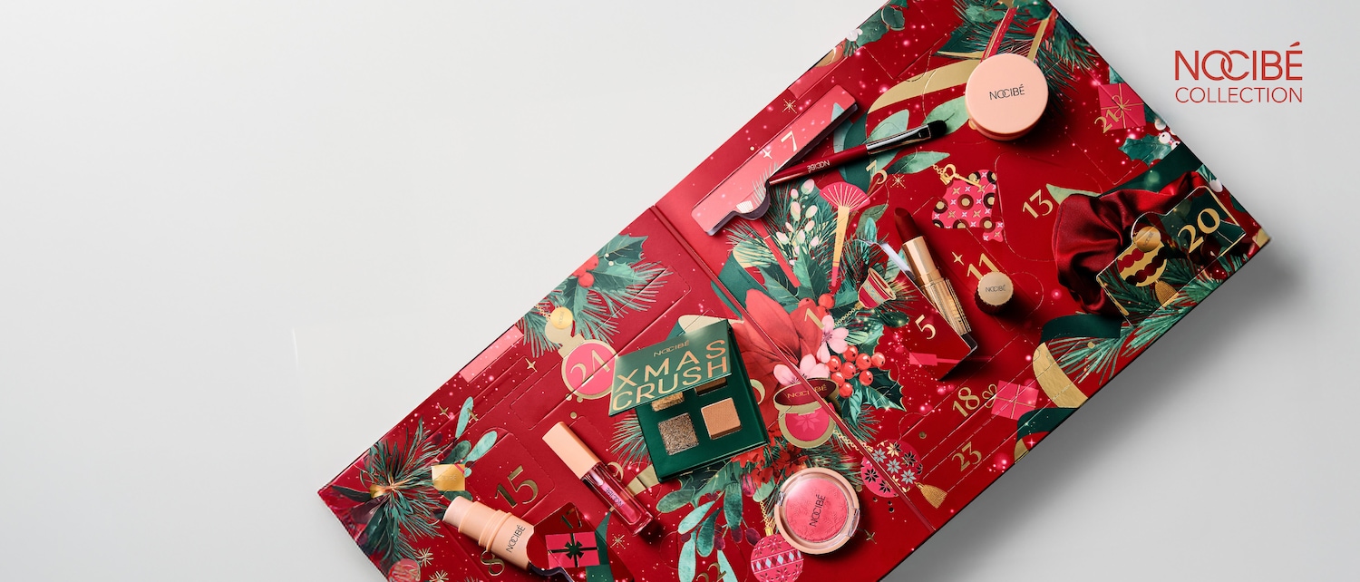 Le calendrier de l'Avent de Nocibé, ouvert sur un fond blanc, révèle une variété de produits de maquillage et d'accessoires, avec le logo "Nocibé Collection" en haut à droite.