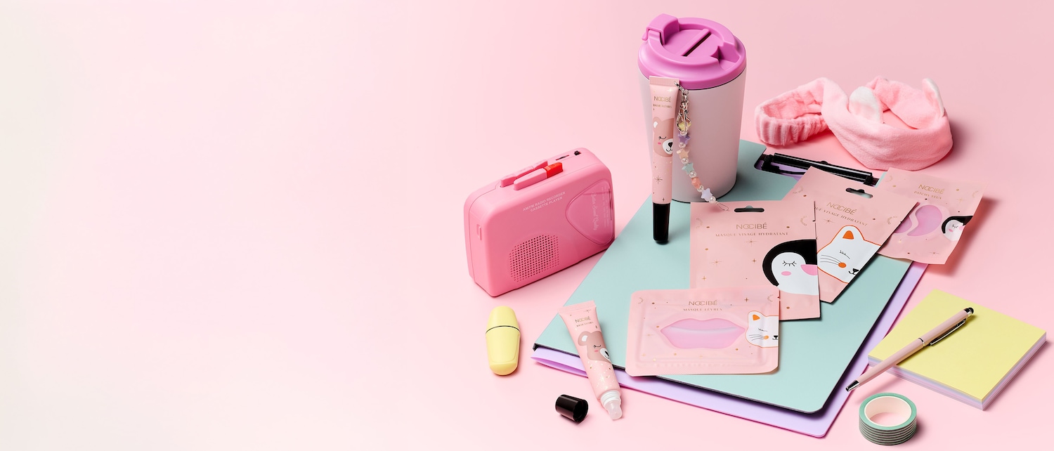Un assortiment de produits de beauté et de papeterie