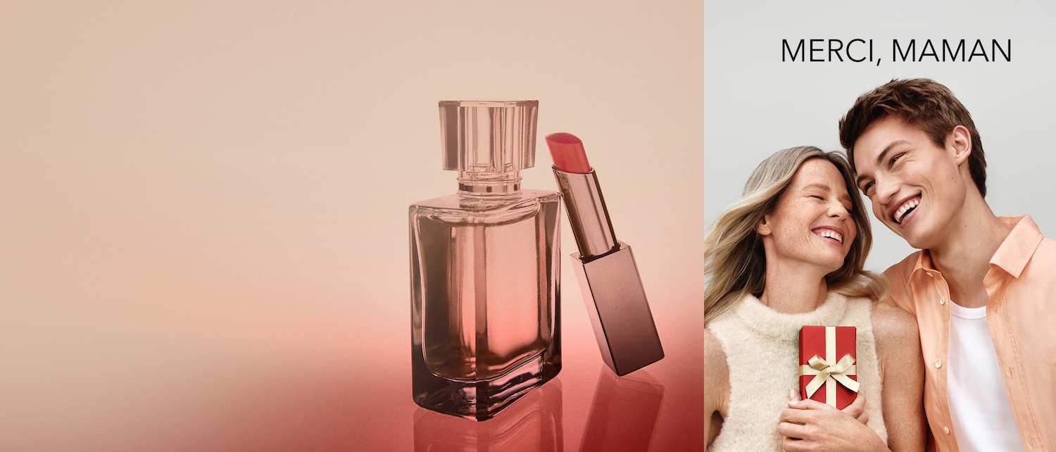 Découvrez un parfum élégant et un rouge à lèvres assorti dans des tons roses, présentés avec le message « Merci, Maman » et une image d'une mère et son fils souriant, cadeau à la main.