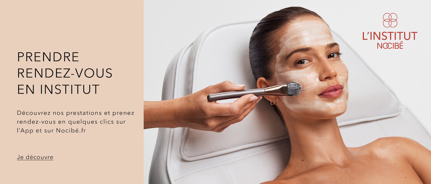 Une femme reçoit un soin du visage avec un pinceau, sur un fond où il est écrit 'PRENDRE RENDEZ-VOUS EN INSTITUT', découvrez nos prestations et prenez rendez-vous en quelques clics sur l'App et sur Nocibé.fr.