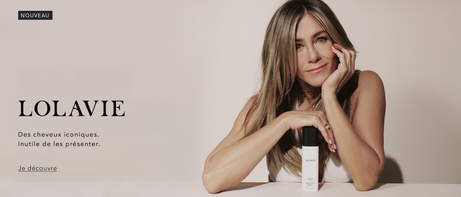 Découvrez LOLAVIE, le secret des cheveux iconiques, présenté par une femme aux longs cheveux blonds, tenant un flacon blanc et noir du produit.