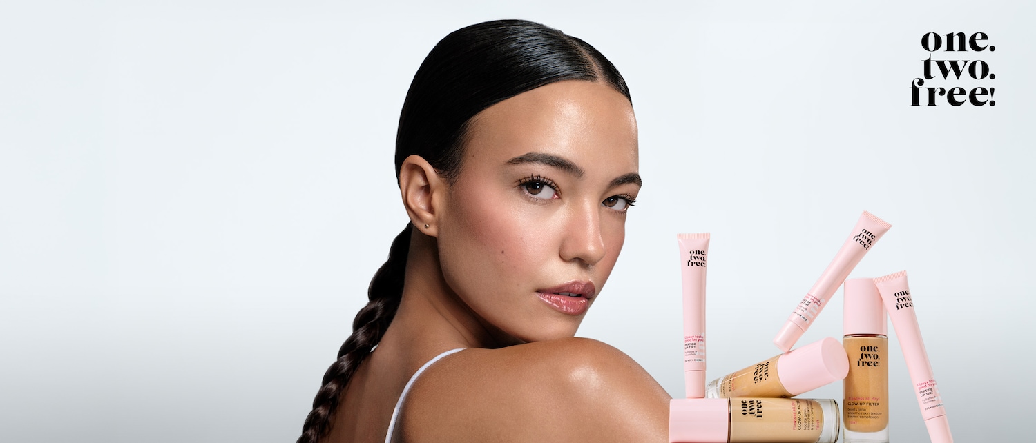 Découvrez le Glow-Up Filter de One.Two.Free ! pour un teint éclatant et uniforme, ainsi que le Peptide Lip Tint pour des lèvres brillantes et hydratées, le tout dans un packaging rose doux.