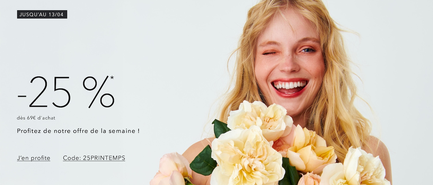 Jusqu'au 13/04, profitez de -25% dès 69€ d'achat avec le code 25PRINTEMPS, une blonde souriante tenant un bouquet de fleurs.