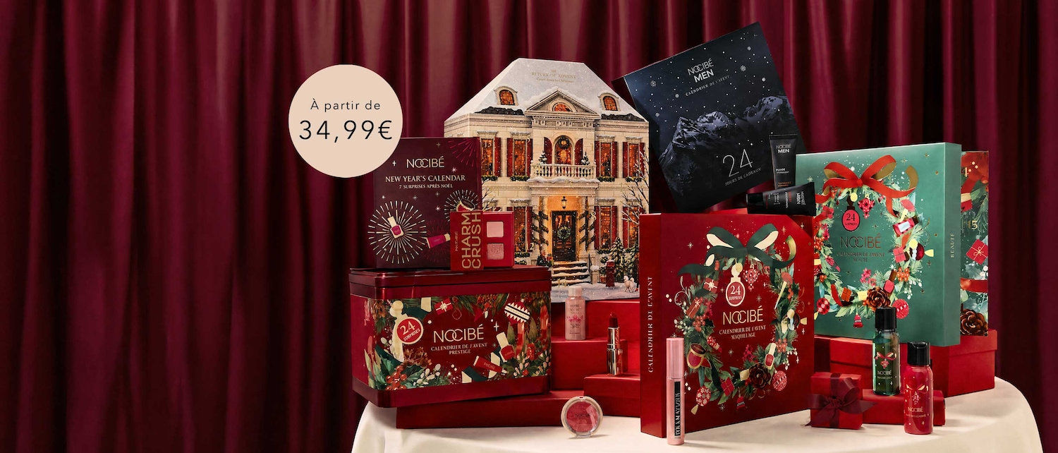 Découvrez une sélection de calendriers de l'Avent et de coffrets cadeaux de Nocibé, présentés sur une table blanche devant un rideau rouge, avec des prix à partir de 34,99€.