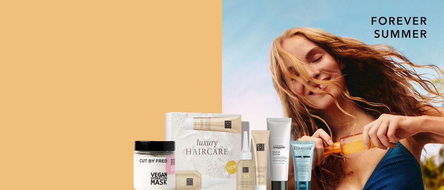 Une femme aux cheveux blonds et ondulés, les yeux fermés, sourit tandis que le vent souffle ses cheveux sur son visage, avec le texte "FOREVER SUMMER" en haut à droite.
