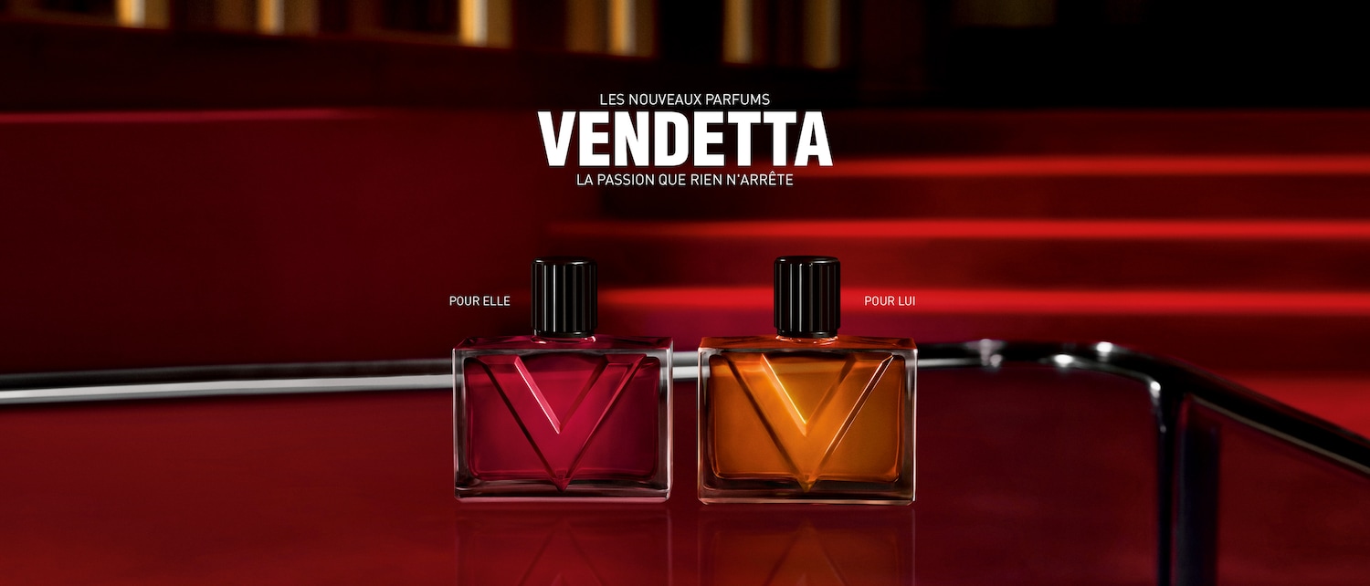 Découvrez les nouveaux parfums VENDETTA, une passion qui ne s'arrête jamais, avec une bouteille rouge pour femme et une bouteille orange pour homme, toutes deux avec un capuchon noir et un design en forme de V.
