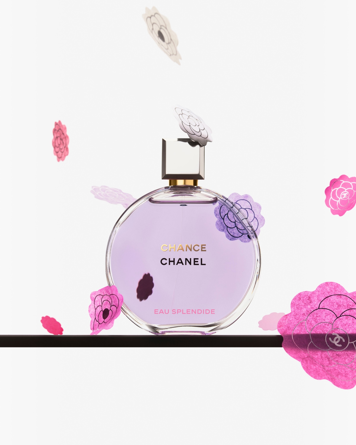 Découvrez Chance Eau Splendide de Chanel, un parfum floral et pétillant dans un flacon rond et délicat, orné de fleurs décoratives.