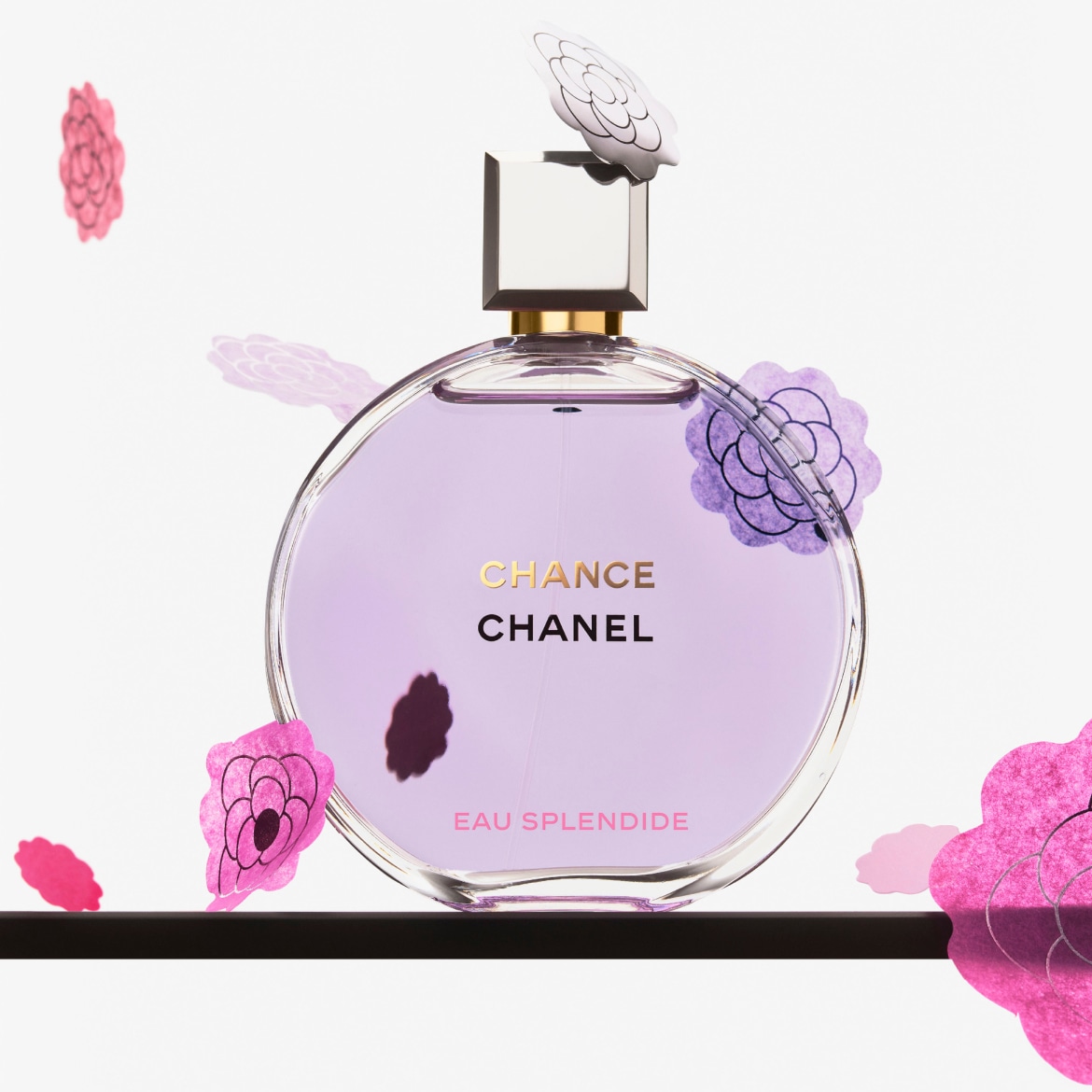 Découvrez Chance Eau Splendide de Chanel, un parfum floral et pétillant dans un flacon rond et délicat, orné de fleurs décoratives.