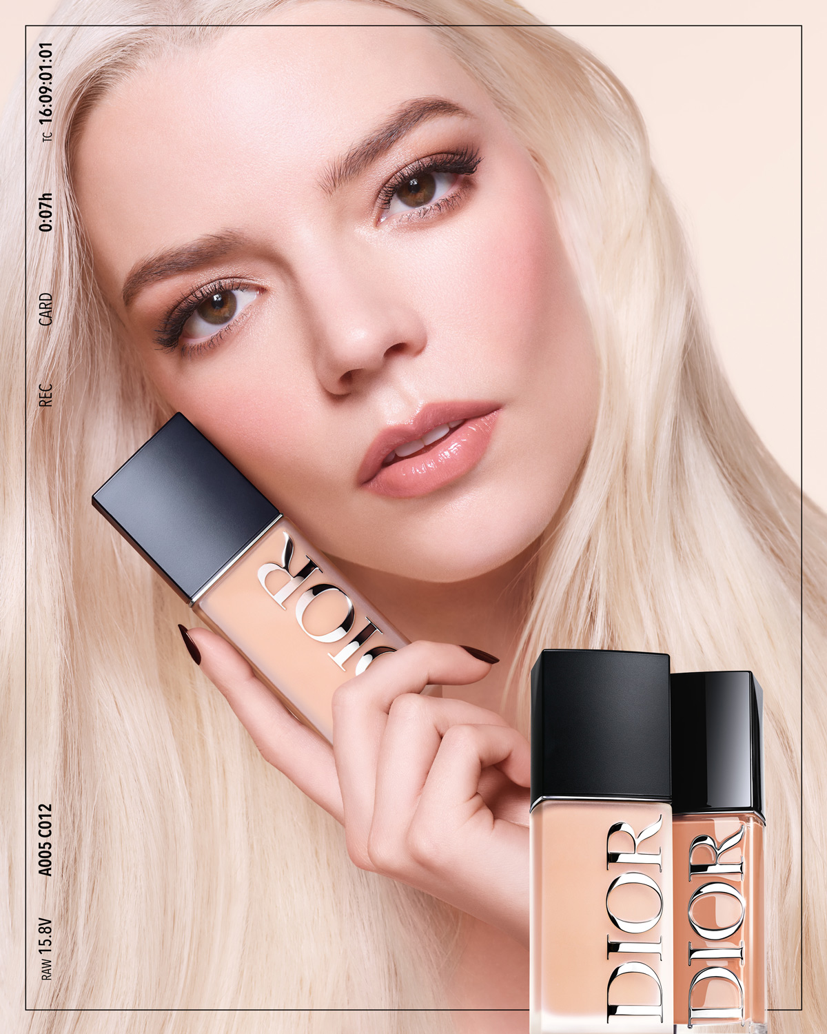 Une femme blonde tient un fond de teint Dior beige clair avec un bouchon noir, tandis qu'un autre fond de teint est visible en bas à droite.