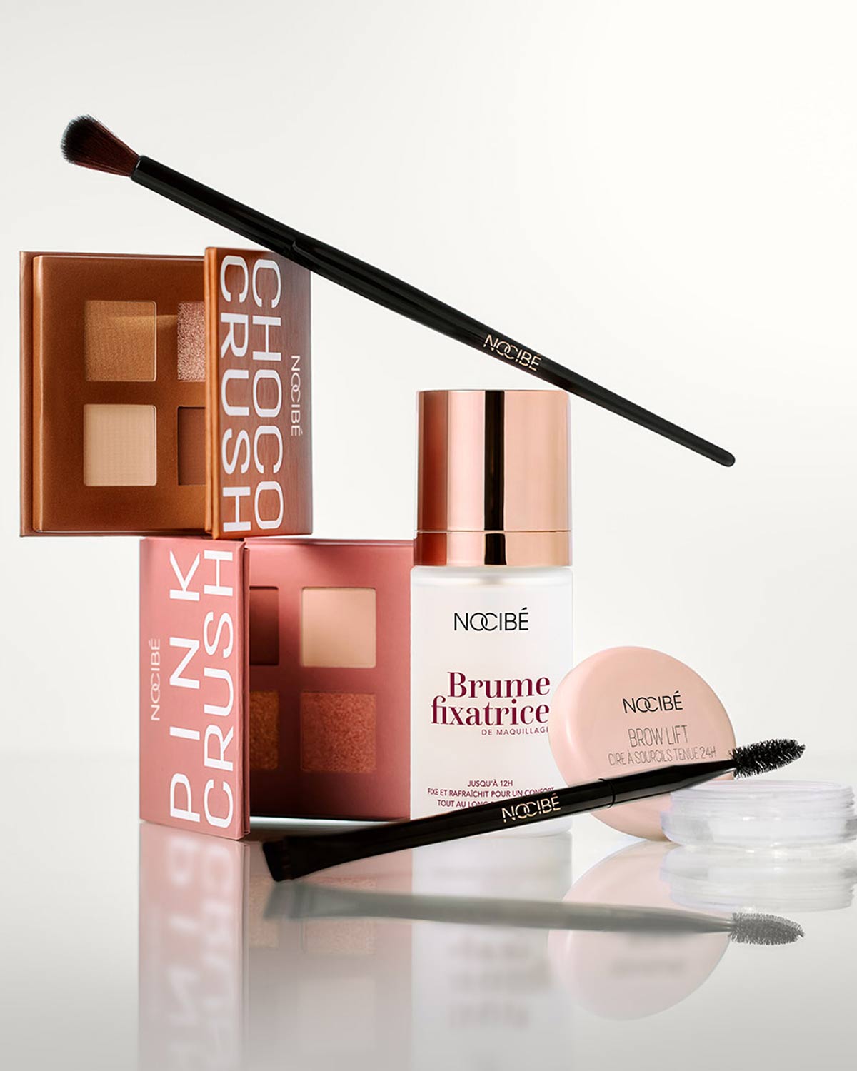 Découvrez la collection Nocibé avec les palettes Choco Crush et Pink Crush, la brume fixatrice et le Brow Lift, accompagnés de pinceaux pour un maquillage parfait.