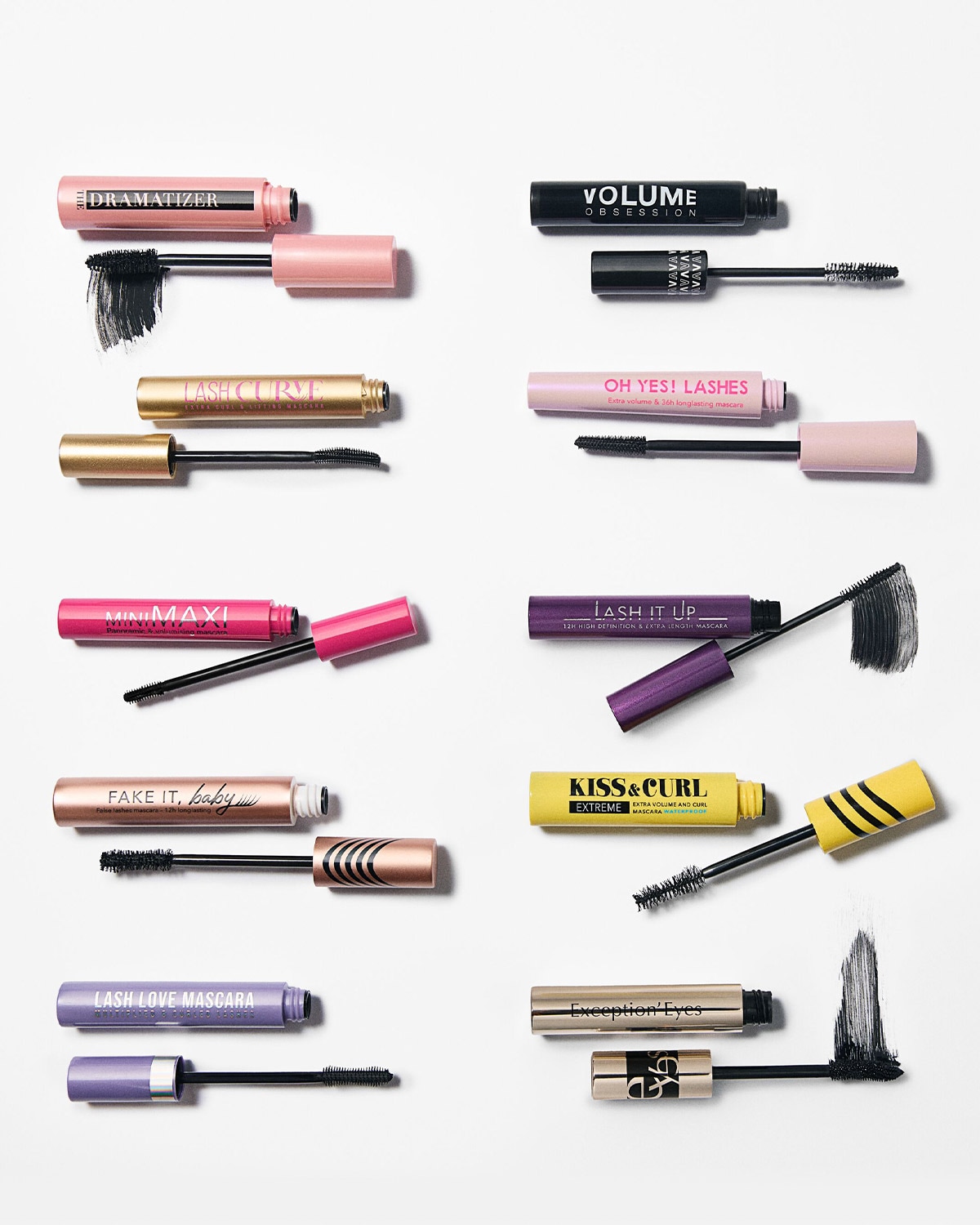 Découvrez une gamme de mascaras colorés : rose poudré, doré, violet et jaune vif, chacun avec sa brosse pour des cils spectaculaires.