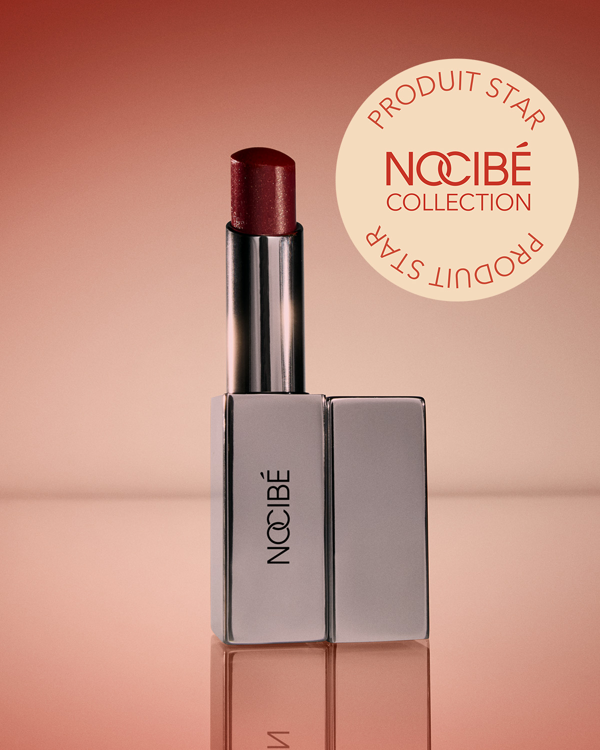 Découvrez le rouge à lèvres Nocibé Collection, un produit star avec un raisin rouge foncé et un packaging argenté élégant.