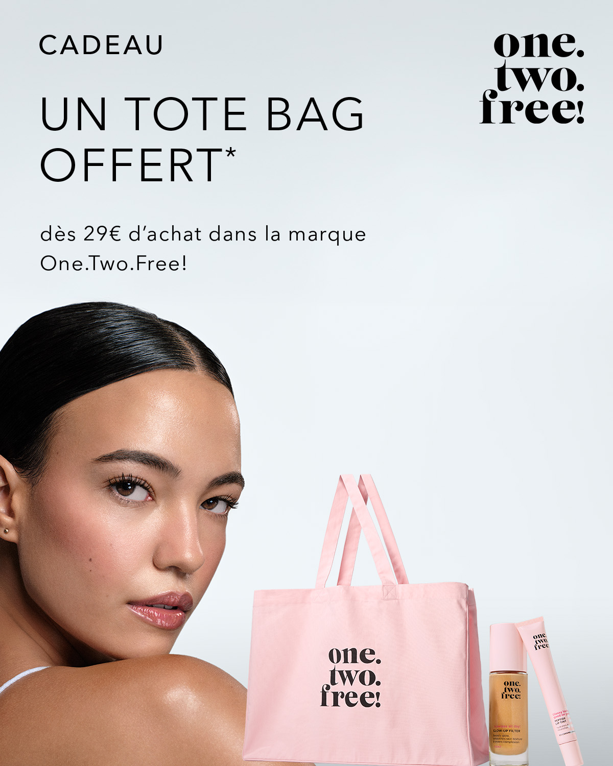 Obtenez un tote bag One.Two.Free! offert dès 29€ d'achat, avec une femme au teint éclatant, un tote bag rose et deux produits de maquillage, dont un fond de teint liquide et un tube de gloss.