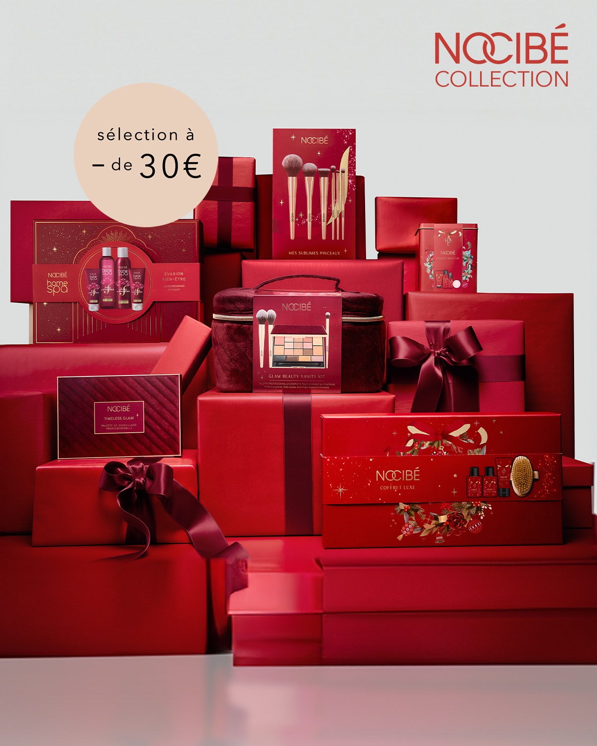 Découvrez la sélection de coffrets cadeaux Nocibé à moins de 30€, incluant des kits de maquillage, des ensembles de pinceaux et des produits de soin, le tout présenté dans des emballages rouges festifs.