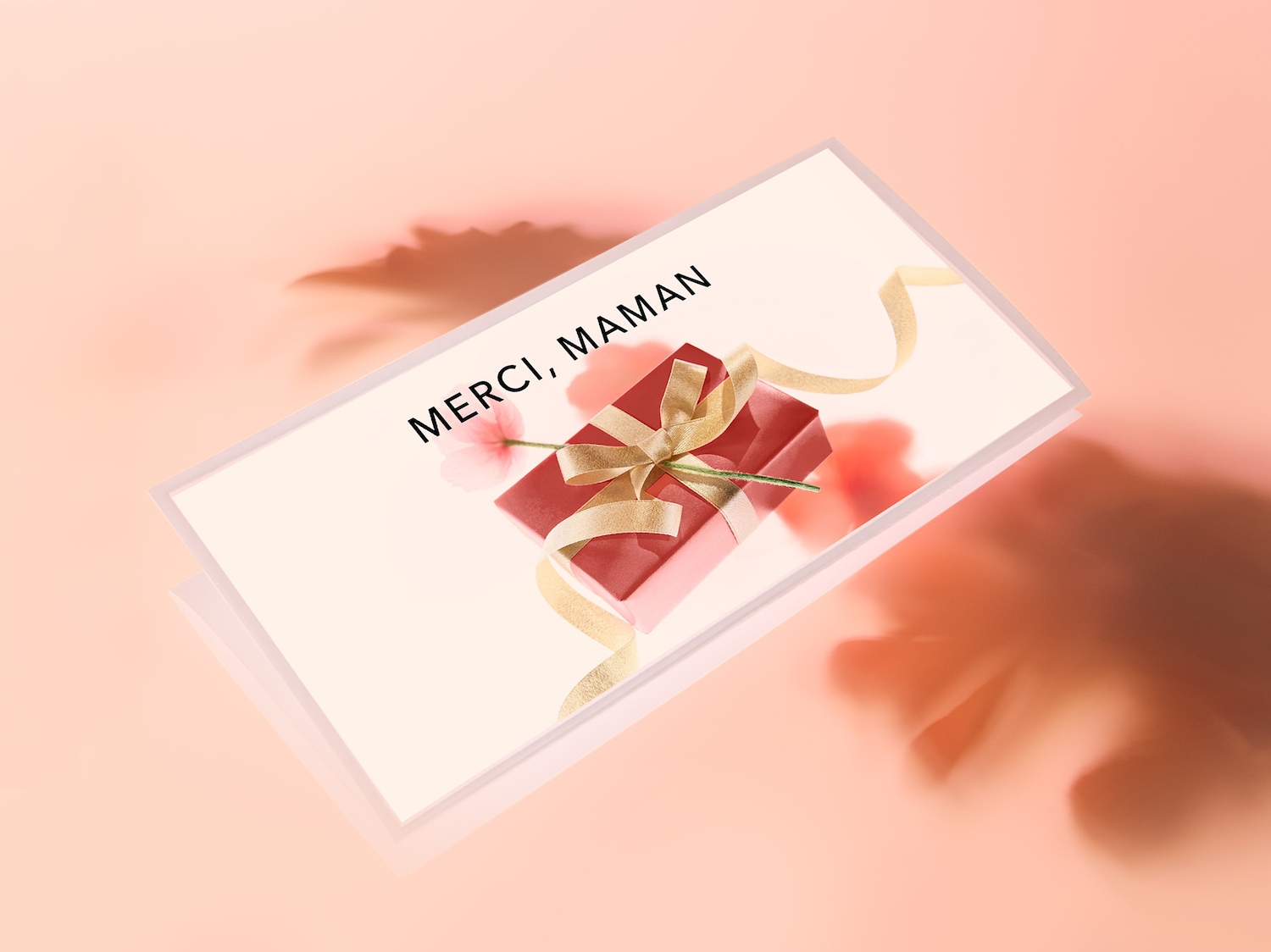 Une carte de couleur crème avec l'inscription 'Merci, Maman' et une illustration d'un cadeau rouge orné d'un ruban doré, le tout sur un fond pêche doux.