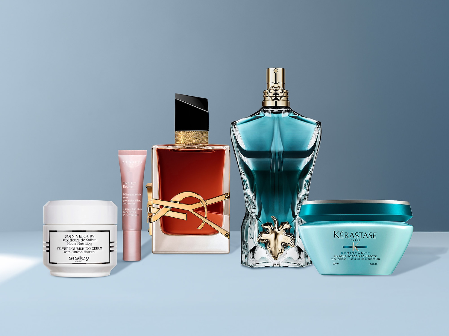 Découvrez une sélection de produits de beauté, comprenant une crème nourrissante Sisley, un soin contour des yeux Clarins, un parfum YSL, un parfum Jean Paul Gaultier et un masque capillaire Kérastase.