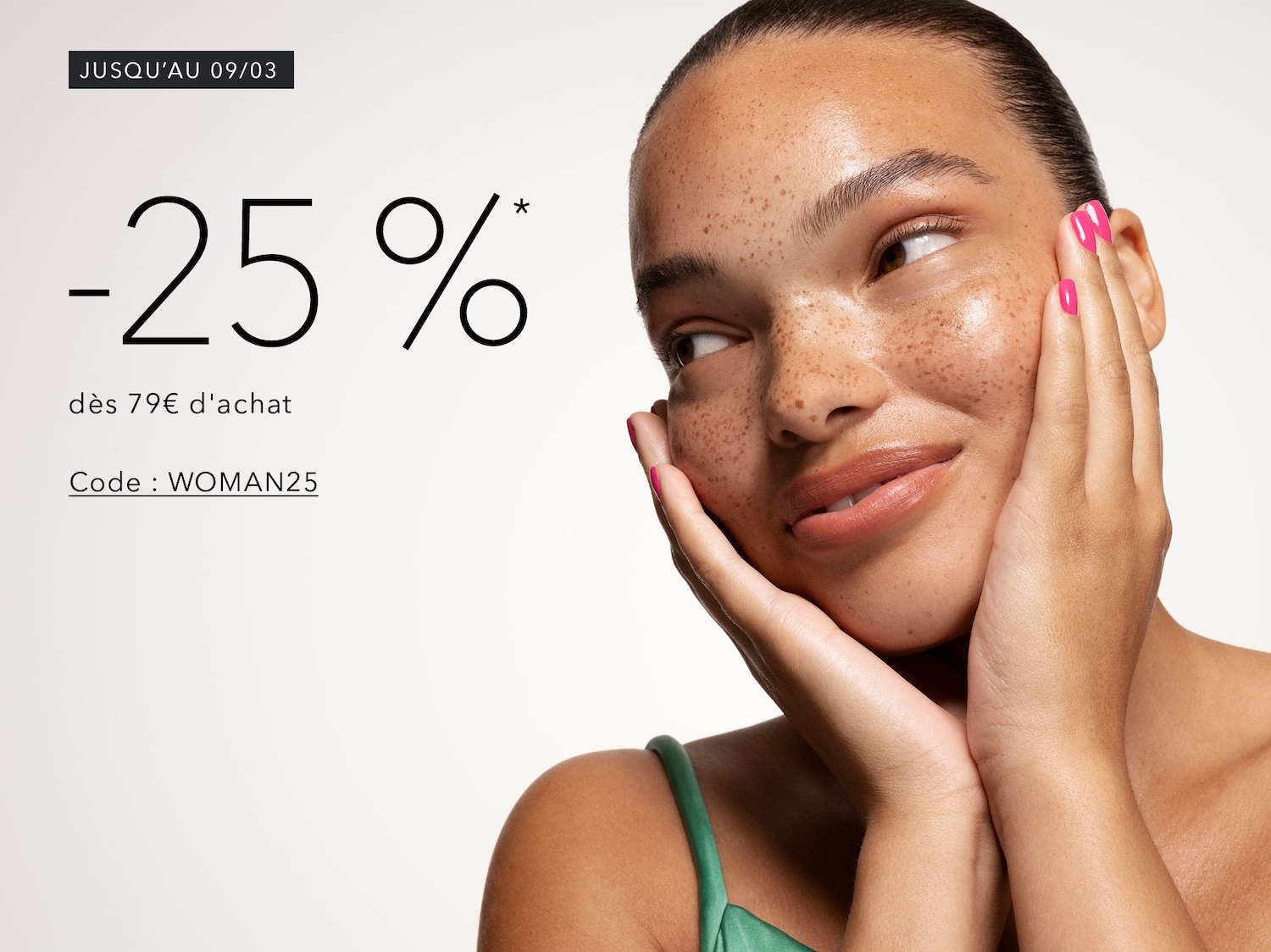 Jusqu'au 09/03, profitez de -25% dès 79€ d'achat avec le code WOMAN25, une femme souriante aux ongles roses servant de modèle.