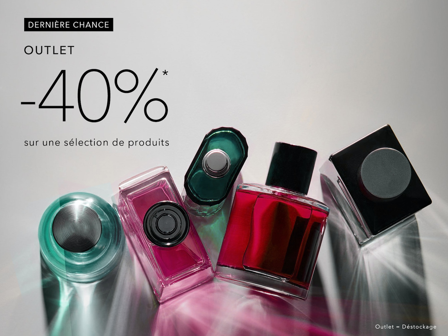 Dernière chance pour profiter de 40% de réduction sur une sélection de produits en outlet, avec des flacons de parfum colorés disposés sur une surface claire.