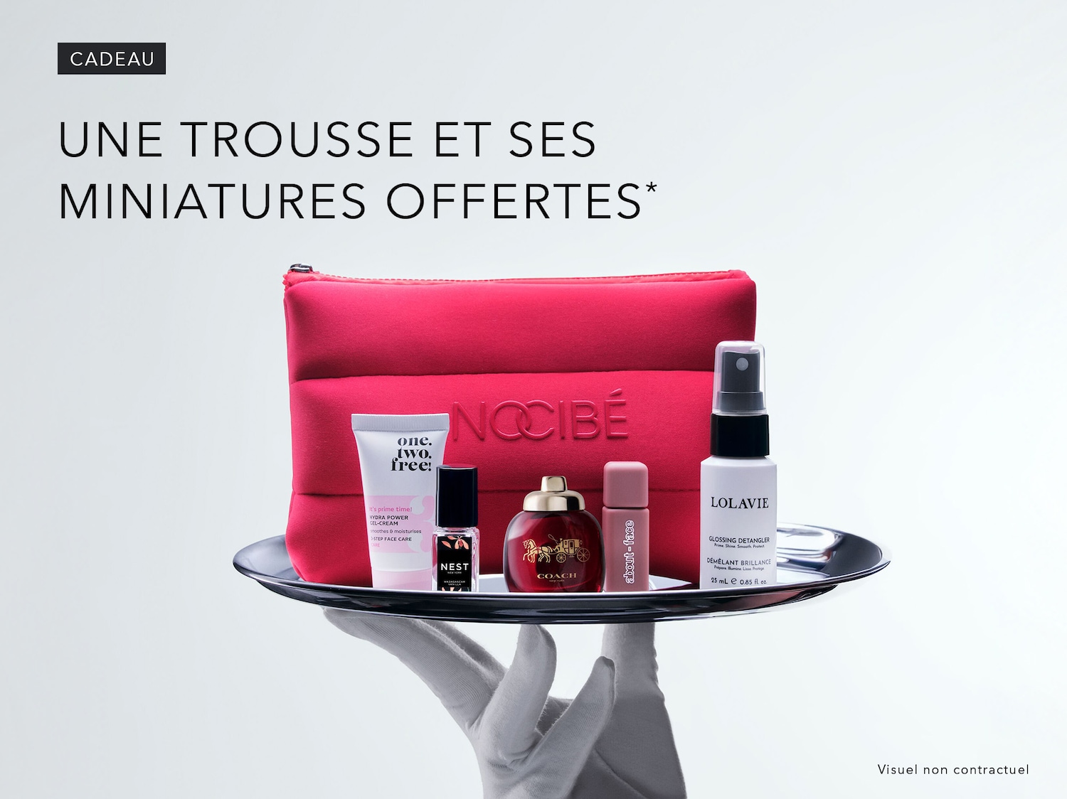 Découvrez un coffret Nocibé rose rempli de produits de beauté en format miniature, comprenant notamment la crème-gel One.Two.Free! Hydra Power, le parfum Nest, le parfum Coach, le produit pour les lèvres About-Face et le démêlant brillant LolaVie.