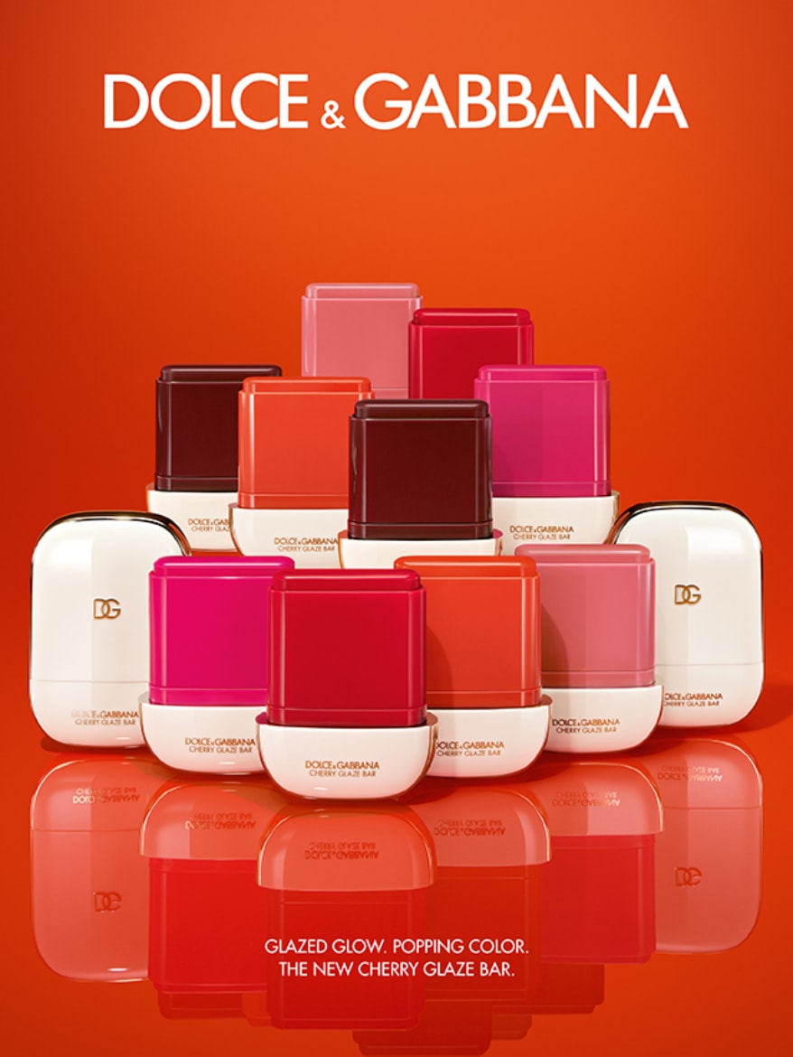 Découvrez le nouveau Cherry Glaze Bar de Dolce & Gabbana, un éclat glacé et une couleur éclatante dans un emballage blanc et coloré.