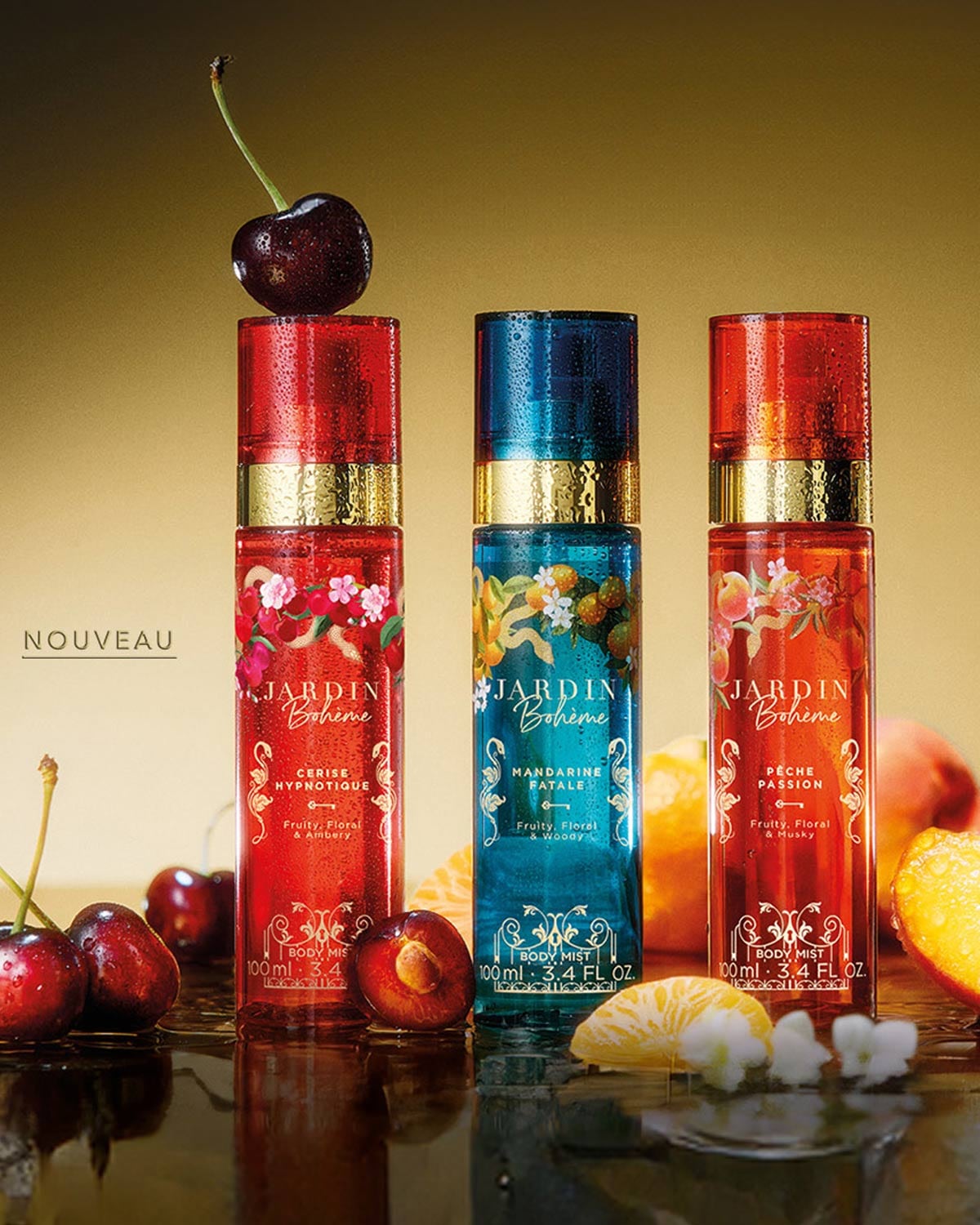 Découvrez Jardin Bohème Nouveau, une collection de brumes corporelles fruitées et florales en flacons rouge cerise, bleu mandarine et pêche, présentés avec des fruits frais.